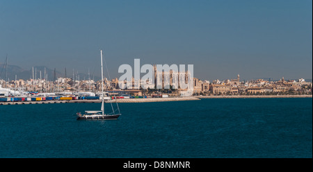 Palma de Mallorca Panorama, vom Meer aus gesehen Stockfoto