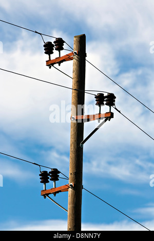 Elektrische Pole vor blauem Himmel. Stockfoto
