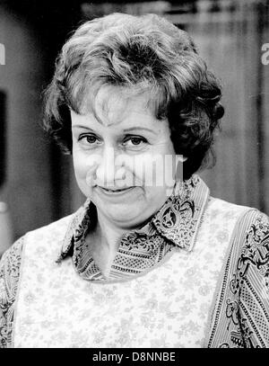 Foto - JEAN STAPLETON, der Veteran der Bühne und im Film am besten bekannt als Archie Bunker leidgeprüfte Ehefrau Edith in der bahnbrechenden Fernsehserie "All In The Family" starb Freitag, 31. Mai 2013 in ihrem Haus in New York City. Sie war 90. Bild: 1. Januar 1971 - Los Angeles, Kalifornien, USA - JEAN STAPLETON als Edith Bunker in einer undatierten Still aus "All In The Family." (Kredit-Bild: © Globe Photos/ZUMAPRESS.com) Stockfoto