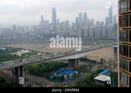 Yuzhong Bezirk gegenüber Jialing Fluss aus einer Wohnung des Jiangbei District anzeigen. 9. Mai 2013 Stockfoto