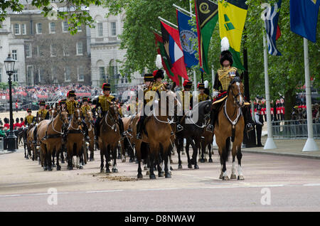 London, UK. 1. Juni 2013. Erste Probe der Trooping der Farbe durch das 1. Bataillon Welsh Guards. Eine lebendige Darstellung der Zeremonie und Militärgeschichte, Trooping the Colour, auch bekannt als The Queen Birthday Parade, markiert die zweite von zwei Geburtstage der Königin (Dies ist die offizielle, ihren tatsächlichen Geburtstag ist am 21. April). Stockfoto