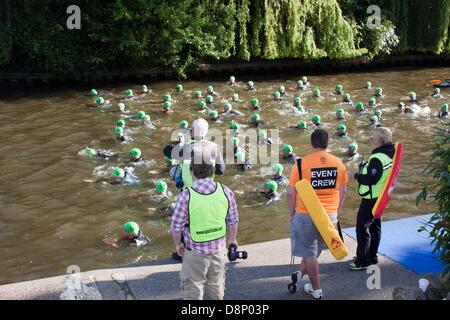 Windsor, UK. 2. Juni 2013. Konkurrenten, die Teilnahme an der menschlichen offenen Wasser schwimmen Rennserie in Windsor, Berkshire auf der Themse. Die Teilnehmer schwimmen 750m, 1500m oder 3 km Credit: Andrew Spiers/Alamy Live News Stockfoto