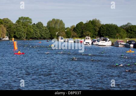 Windsor, UK. 2. Juni 2013. Konkurrenten, die Teilnahme an der menschlichen offenen Wasser schwimmen Rennserie in Windsor, Berkshire auf der Themse. Die Teilnehmer schwimmen 750m, 1500m oder 3 km Credit: Andrew Spiers/Alamy Live News Stockfoto