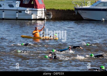 Windsor, UK. 2. Juni 2013. Konkurrenten, die Teilnahme an der menschlichen offenen Wasser schwimmen Rennserie in Windsor, Berkshire auf der Themse. Die Teilnehmer schwimmen 750m, 1500m oder 3 km Credit: Andrew Spiers/Alamy Live News Stockfoto