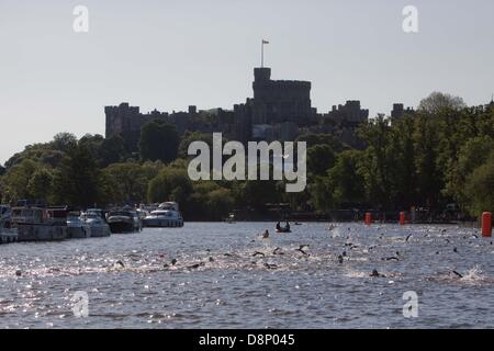 Windsor, UK. 2. Juni 2013. Konkurrenten, die Teilnahme an der menschlichen offenen Wasser schwimmen Rennserie in Windsor, Berkshire auf der Themse. Die Teilnehmer schwimmen 750m, 1500m oder 3 km Credit: Andrew Spiers/Alamy Live News Stockfoto