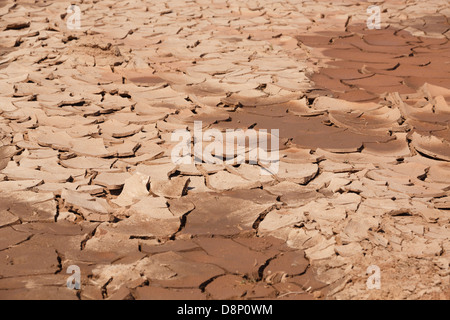 Ausgetrocknete Erde geknackt Hintergrundmuster Stockfoto