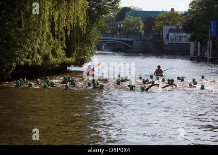 Windsor, UK. 2. Juni 2013. Konkurrenten, die Teilnahme an der menschlichen offenen Wasser schwimmen Rennserie in Windsor, Berkshire auf der Themse. Die Teilnehmer schwimmen 750m, 1500m oder 3 km Credit: Andrew Spiers/Alamy Live News Stockfoto