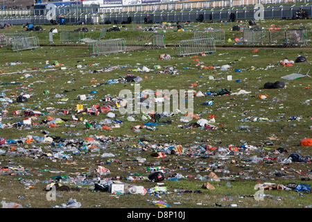 Epsom, Surrey, UK. 2. Juni 2013. Die klare hinauf nach Derby Day. Abfall und Müll-Säcke links überall nach die Massen gegangen. Eine massive klare Betrieb wird nun in den Zuschauerbereich zurück zu Normal zu einem Ort genommen werden. Bildnachweis: Colin Hutchings/Alamy Live-Nachrichten Stockfoto