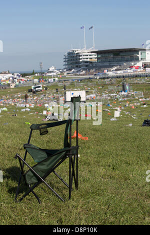 Epsom, Surrey, UK. 2. Juni 2013. Die klare hinauf nach Derby Day. Eine alte verlassene Stuhl links von einem Rennen Tag Fan.  Abfall und Müll-Säcke können überall gesehen werden, nachdem die Derby-Massen verlassen haben. Eine massive klare Bedienung setzen in Ort, um den Zuschauerbereich zurück zu Normal. Bildnachweis: Colin Hutchings/Alamy Live-Nachrichten Stockfoto