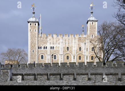 Teil der Tower von London, mit den Weißen Turm im Hintergrund und der äußeren Ringmauer im Vordergrund. London, England, UK. Stockfoto