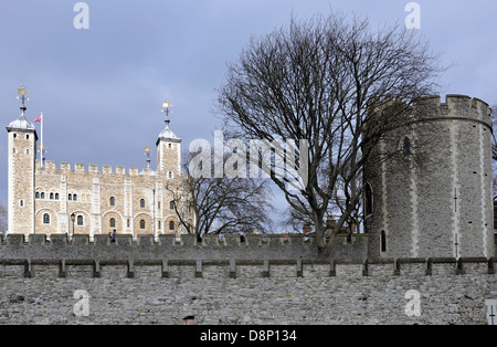 Teil der Tower von London, mit den Weißen Turm im Hintergrund und der äußeren Ringmauer und Revolver im Vordergrund. London, England, UK. Stockfoto