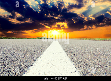Sonnenuntergang am alten und einsamen Straße Stockfoto