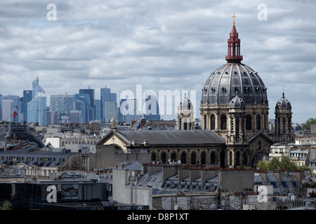 Ansicht der Église Saint-Augustin de Paris La Défense hinter (links) von der Terrasse des Kaufhaus Printemps, Paris, Frankreich Stockfoto