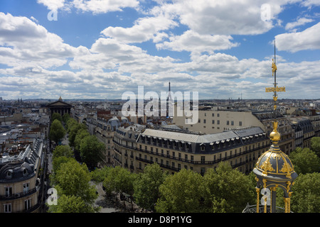 Blick von Terrasse des Kaufhaus Printemps, Paris, Frankreich; auf der Suche nach unten Bäumen gesäumte Rue Tronchet in Richtung La Madeleine Stockfoto