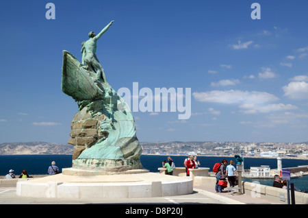 Seglers Monument oder Denkmal im Palais du Pharo oder Pharo Palace Gardens mit Blick auf den Vieux Port oder Den Alten Port Marseille Provence Frankreich Stockfoto