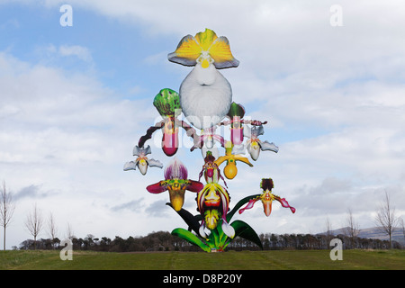 "Love Bomb", eine 12 m hohe Orchidee Skulptur von Marc Quinn am Jupiter Artland Skulpturenpark in der Nähe von Edinburgh. Stockfoto