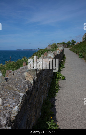 Lange Steinmauer auf dem Weg zwischen der Stadt und dem Parkplatz. Dies ist Teil der Kosten Weg. Stockfoto