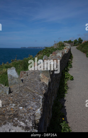 Lange Steinmauer auf dem Weg zwischen der Stadt und dem Parkplatz. Dies ist Teil der Kosten Weg. Stockfoto