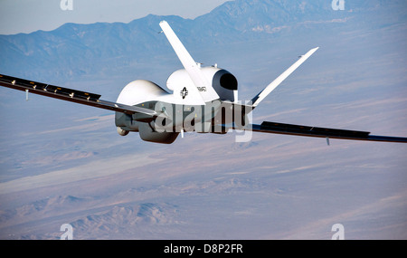 Northrop Grumman MQ - 4C Triton, die unbemannten auf der erste Testflug 22. April 2013 in Palmdale, CA. Triton ist zur Überwachung fliegen speziell Missionen bis zu 24 Stunden in einer Höhe von mehr als 10 Meilen, so dass Deckung heraus auf 2.000 Seemeilen. Das System erweiterte Suite von Sensoren erkennt und automatisch klassifizieren verschiedener Schiffe. Stockfoto