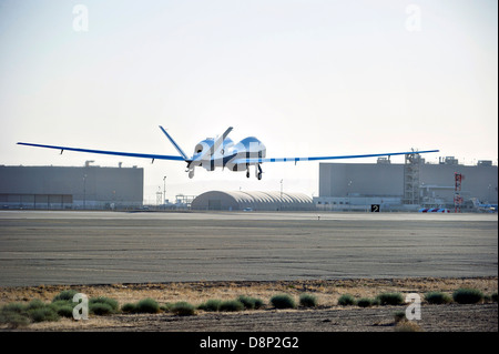 Northrop Grumman MQ - 4C Triton unbemannten auf der erste Testflug führt eine Landung, die 22. April 2013 in Palmdale, CA. Triton ist zur Überwachung fliegen speziell Missionen bis zu 24 Stunden in einer Höhe von mehr als 10 Meilen, so dass Deckung heraus auf 2.000 Seemeilen. Das System erweiterte Suite von Sensoren erkennt und automatisch klassifizieren verschiedener Schiffe. Stockfoto