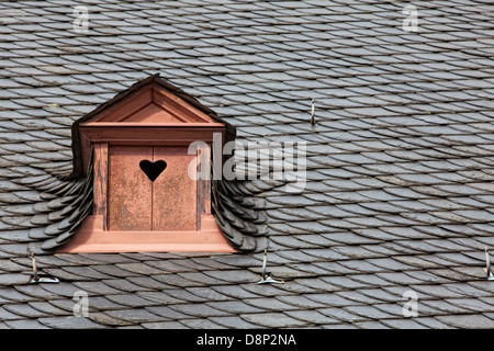 Dachgaube in einem Schieferdach Fensterläden mit Herz, Deutschland, Europa, Stockfoto