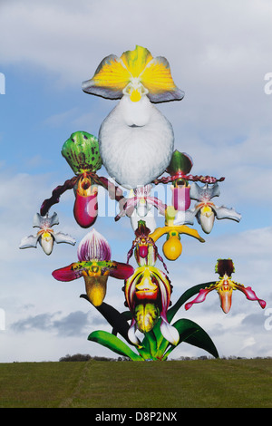 "Love Bomb", eine 12 m hohe Orchidee Skulptur von Marc Quinn am Jupiter Artland Skulpturenpark in der Nähe von Edinburgh. Stockfoto