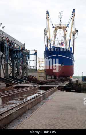 Angeln Schiff auf Aufschleppe im Hafen des Fischerdorfes Urk, Flevoland, Niederlande Stockfoto