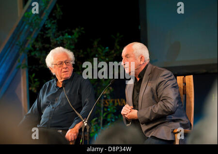 Hay-on-Wye, UK. 2. Juni 2013. Am letzten Tag das Hay-Festival, John Bird, (R) Gründer von The Big Issue spricht Magazin im Gespräch mit Marcel Berlins, über die Kluft zwischen reichen und Armen und was müsste getan werden, um Armut zu beenden. Bildnachweis: Graham M. Lawrence/Alamy Live-Nachrichten. Stockfoto