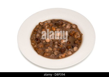 Ful Medames ein ägyptisches Frühstück Gericht aus gekochten Faba Bohnen gegessen mit Brot oder Fladenbrot und Zwiebeln Stockfoto