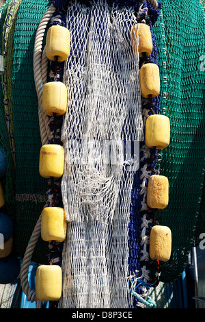 Detail der Wunde Netze auf Fischerboot im Fischerhafen von Urk, Niederlande Stockfoto
