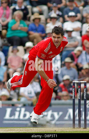 Southampton, UK. 2. Juni 2013. Englands James Anderson während der 2. Nat West eintägigen internationalen Cricket match zwischen England und Neuseeland im Lords Cricket Ground auf 2. Juni 2013 in London, England, (Foto von Mitchell Gunn/ESPA/Alamy Live News) Stockfoto