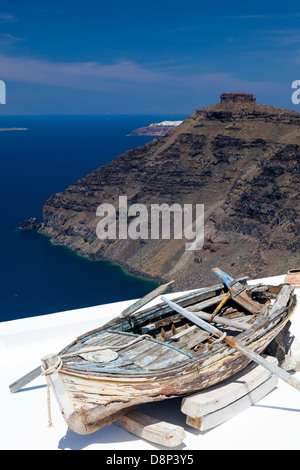 Boot auf einem Dach in Firostefani in der Nähe von Fira Santorini Griechenland. Im Hintergrund ist Skaros Rock in Imerovigli. Stockfoto