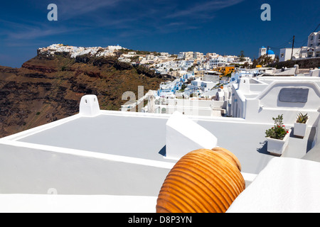 Firostefani in der Nähe von Fira auf Thira Insel Santorini in Griechenland. In der Ferne ist Imerovigli. Stockfoto