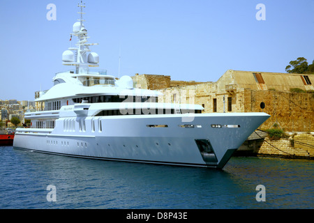 Eines der vielen super-Yachten vor Anker im Marsamxett Harbour, Valletta, Malta. Stockfoto