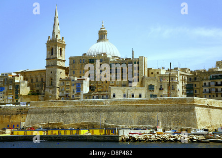 Ein Blick vom Marsamxett Hafen von St. Salvatore Bastion und die Stadt von Valletta, Malta. Stockfoto