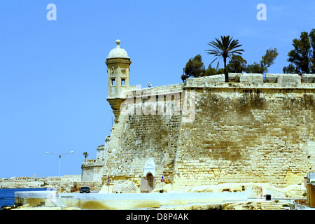 Ein Wachturm suchen seewärts auf Fort St. Angelo, in der Grand Harbour in Portomaso, Malta. Stockfoto