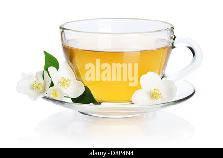 Tasse grüner Tee mit Jasminblüten isoliert auf weißem Hintergrund. Clipping-Pfad enthalten. Stockfoto