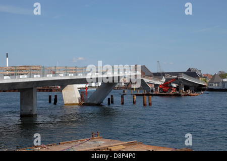 Die Eröffnung des neuen beweglichen Fahrrad und Fussgängerbrücke zwischen Nyhavn und Christianshavn auf Amager ist verzögert. Stockfoto