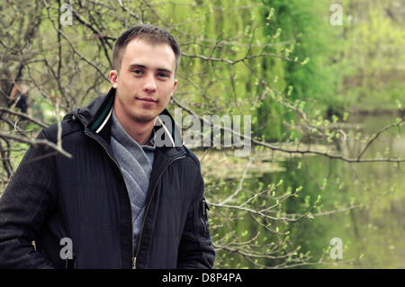 Porträt von ein hübscher junger Mann in einem park Stockfoto