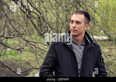 Porträt von ein hübscher junger Mann in einem park Stockfoto