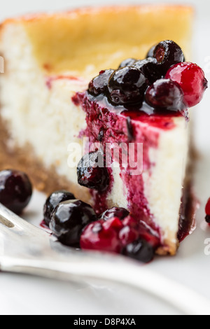 Stück Käsekuchen mit gemischten Beeren Richtfest Stockfoto