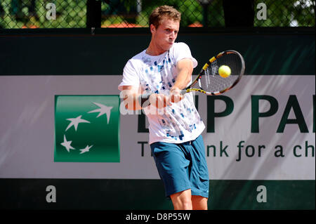 Paris, Frankreich. 2. Juni 2013. Luke Bambridge Großbritanniens in Aktion während des Spiels zwischen Luke Bambridge Großbritanniens und Naoki Nakagawa Japans in der ersten Runde der Junioren bei den French Open von Roland Garros. Bildnachweis: Action Plus Sport Bilder/Alamy Live News Stockfoto