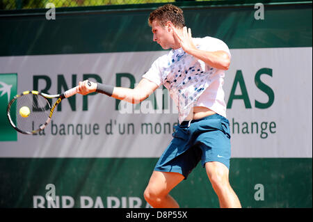 Paris, Frankreich. 2. Juni 2013. Luke Bambridge Großbritanniens in Aktion während des Spiels zwischen Luke Bambridge Großbritanniens und Naoki Nakagawa Japans in der ersten Runde der Junioren bei den French Open von Roland Garros. Bildnachweis: Action Plus Sport Bilder/Alamy Live News Stockfoto