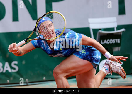 Paris, Frankreich. 2. Juni 2013. Svetlana Kuznetsova Russlands in Aktion während des Spiels zwischen Angelique Kerber Deutschlands und Svetlana Kuznetsova Russlands in der vierten Runde der French Open von Roland Garros. Stockfoto