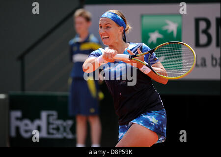 Paris, Frankreich. 2. Juni 2013. Svetlana Kuznetsova Russlands in Aktion während des Spiels zwischen Angelique Kerber Deutschlands und Svetlana Kuznetsova Russlands in der vierten Runde der French Open von Roland Garros. Stockfoto