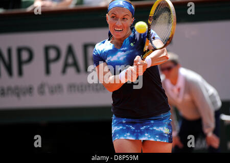 Paris, Frankreich. 2. Juni 2013. Svetlana Kuznetsova Russlands in Aktion während des Spiels zwischen Angelique Kerber Deutschlands und Svetlana Kuznetsova Russlands in der vierten Runde der French Open von Roland Garros. Stockfoto