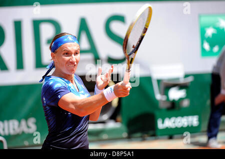 Paris, Frankreich. 2. Juni 2013. Svetlana Kuznetsova Russlands in Aktion während des Spiels zwischen Angelique Kerber Deutschlands und Svetlana Kuznetsova Russlands in der vierten Runde der French Open von Roland Garros. Stockfoto