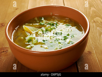 Russische Suppe Rassolnik. Fleischsuppe mit sauren Gurken. Russische Küche Stockfoto