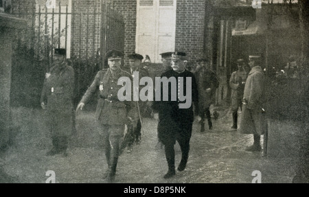 General Sir Douglas Haig (links), Kommandeur der britischen Streitkräfte in Frankreich und Belgien während des Ersten Weltkrieges, und Französisch General Joffre, Oberbefehlshaber der französischen Armeen. Im Dezember 1916 wurde Joffre zum Marschall von Frankreich gemacht. Stockfoto