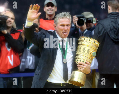 Berlin, Deutschland. 1. Juni 2013. Münchens Head, die Coach Jupp Heynckes feiert nach dem Sieg der deutschen DFB Pokal Finale Fußball, match zwischen FC Bayern München und VfB Stuttgart im Olympiastadion in Berlin, Deutschland, 1. Juni 2013. Foto: Kay Nietfeld/Dpa.) Stockfoto